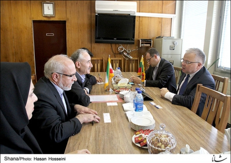 Deputy Petroleum Minister for International Affairs of Iran, Amir Hossein Zamani Nia and Lithuania's Deputy Energy Minister Aleksandras Spruogis (Shana/Photo)
